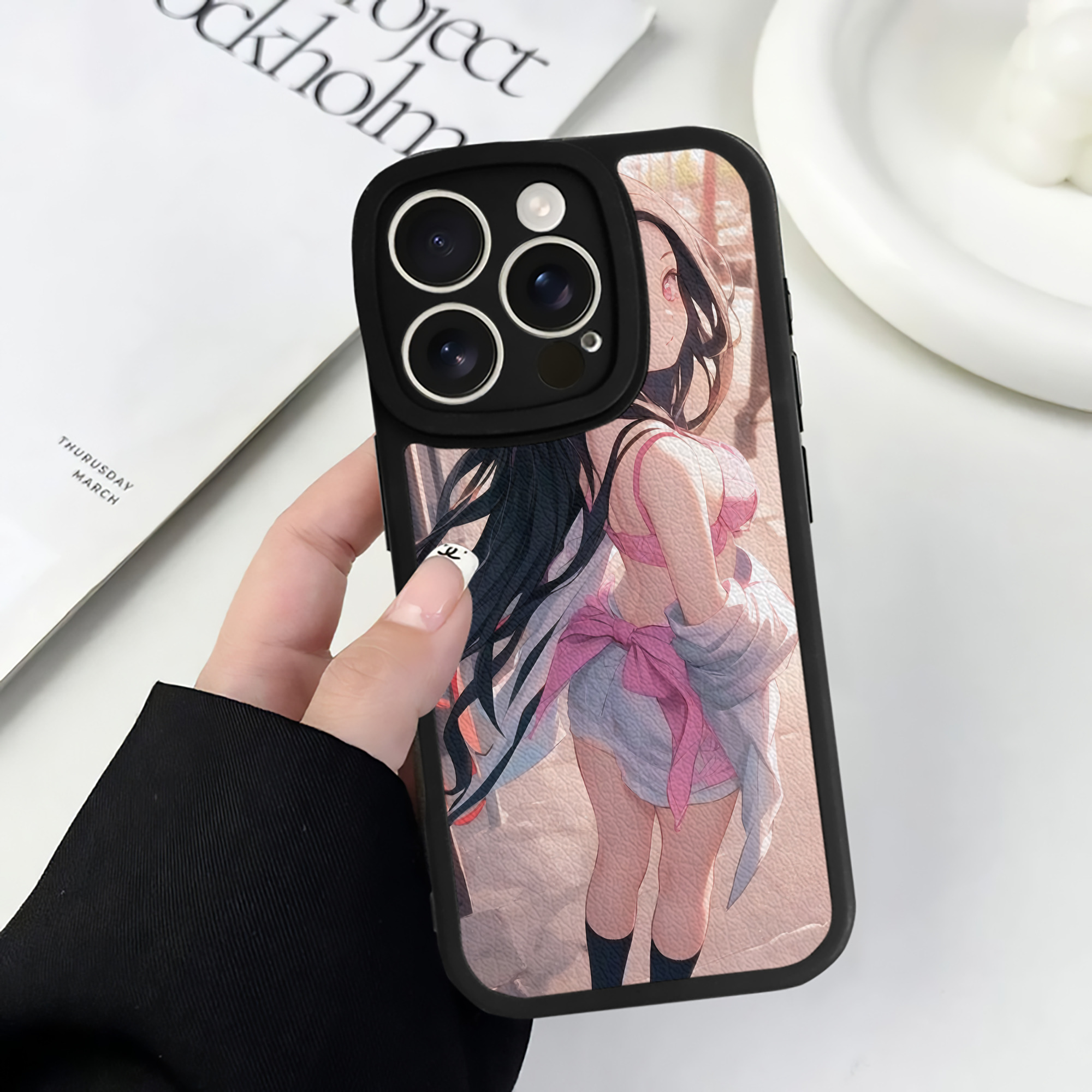 （画像用） 鬼滅の刃（きめつのやいば）竈門 禰󠄀豆子／かまど ねずこ Kamado Nezuko 【iPhone 16シリーズ対応】シリコンスマホケース（レザー調） 材質：シリコン